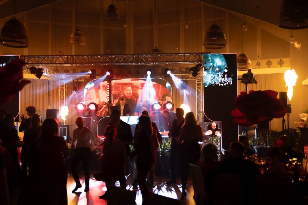 Kolejna realizacja za nami – tym razem wyjątkowe urodziny w stylu Red Carpet 🎬, które odbyły się w klimatycznej Bacówce Radawa. To miejsce słynie z niepowtarzalnej atmosfery, eleganckich wnętrz i idealnych warunków do organizacji wydarzeń na najwyższym poziomie.